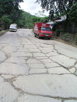 A portion of Samar's horrendous highway. (davaotoday.com photo by Carlos H. Conde)