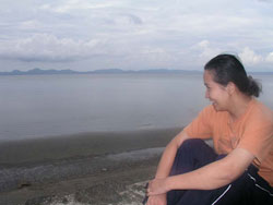 Daisy enjoying the beachfront view of Calauag, Quezon. (davaotoday.com photo by Carlos H. Conde)
