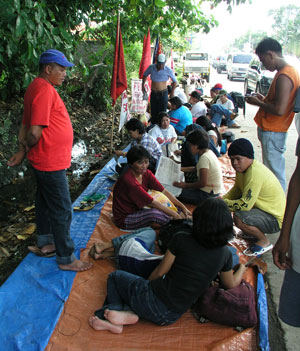 FBAC workers man the picketlines. (davaotoday.com photo by Barry Ohaylan)