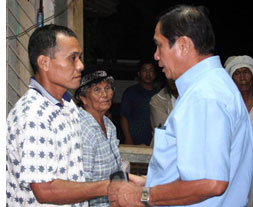 Presidential peace adviser Jesus Dureza (right) personally extends the condolences of President Arroyo to Virgilio Gomez, whose 16-year-old daughter Honey Grace was among those who died in the bombing incident in Makilala, North Cotabato. (Contributed Photo)