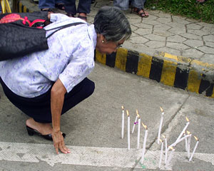 An IFI parishioner paying her respects to Ramento (davaotoday.com photo by Cheryll F. Fiel)