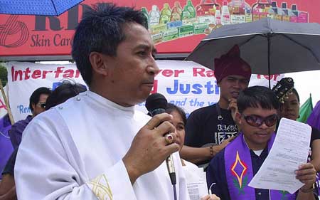 Bishop Delfin Callao Jr. at a Davao rally denouncing the murder of Bishop Alberto Ramento. (photo by Cheryll D. Fiel)