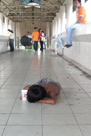 A boy begs at a Davao City overpass. (davaotoday.com photo by Barry Ohaylan)