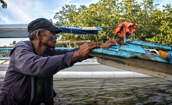 Sixty-year old Tatay Mong has been into boating business for several years. He told Davao Today, he had to leave fishing as his primary means of living after tourism in Britannia islands has surged.