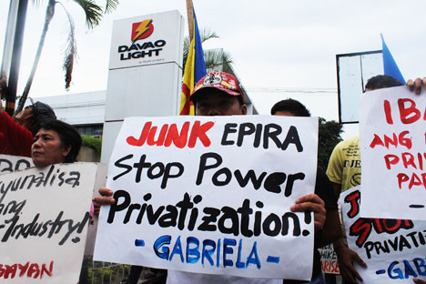 PEOPLE’S DAY OF ACTION. Multi-sectoral alliance M-Power pickets outside the Aboitiz’s DLPC office, Friday. Militants said it’s the people’s day of action against power and water privatization when they scored the Epira law and Sen. Edgardo Angara’s Senate Bill 2997 that “encourages water privatization.” (davaotoday.com photo by Medel V. Hernani)