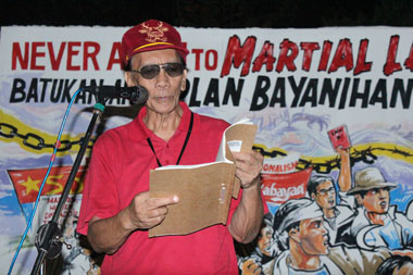 EPIC. Multi-awarded author Don Pagusara reads lines from his epic poem Magindala, Mutya sa Daranawan at the Martial Law Commemoration in Davao, September 21. The allegory, which he wrote during detention, tells about Marcos’ fascism and the people’s struggle for truth and freedom. (davaotoday.com photo by Medel V. Hernani)