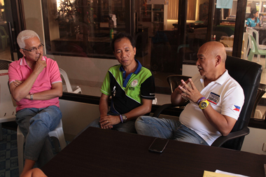 ASSISTANCE. Compostela Valley Governor Arturo Uy (right) and New Bataan Mayor Balbin (middle) thank the mayors of Bohol represented by Maribojoc Mayor Leoncio Evasco (left) for the PHP 2 million worth of financial assistance to the victims of typhoon Pablo. Carmen Mayor Che delos Reyes and Tagbilaran Mayor Dan Neri Lim also visited the area Friday. (davaotoday.com photo by Ace R. Morandante)