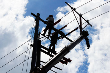 LET THERE BE LIGHT. Workers from the Davao Light Power Company repairs power lines along Obrero Street in Davao City. (davaotoday.com photo by Medel V. Hernani)