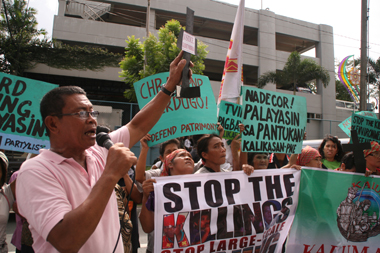 STOP MILITARIZATION. Tonying Flores of peasant group Kilusang Magbubukid ng Pilipinas slams the continued militarization in the countryside during a picket rally Thursday at the front door of La Breza Hotel in Quezon City where a meeting between the Commission on Human Rights, Armed Forces of the Philippines and Philippine National Police is on-going. (davaotoday.com photo by Alex D. Lopez)