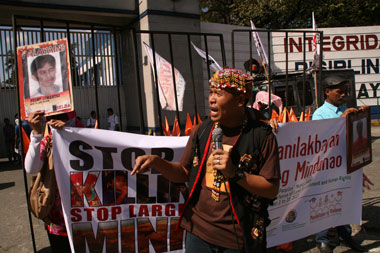 STOP LARGE-SCALE MINING. Tribal leader Genasque Enriquez, Katribu Party-list’s second nominee, calls on the Aquino government to stop the continued intrusion of foreign and large-scale mining companies to the indigenous peoples’ ancestral lands in Mindanao in a protest Saturday outside the Camp Crame in Quezon City. (davaotoday.com photo by Alex D. Lopez)