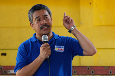 AGAINST FAKE PARTYLISTS. “Ang mga fake partylists wala nagadala sa tingog sa katawhan. Ginagamit lang kini sa uban aron samot nga hikawan ang mga katawhan sa ilang katungod ug mga serbisyo publiko,” says lawyer Carlos Zarate, Bayan Muna Party’s second nominee during the All leaders’ Consultation, January 18 in Davao City’s Buhangin Gym. (davaotoday.com photo by Medel V. Hernani)