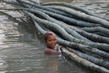 WATER BABY. Taking a dip in the Davao River spells happiness for this young boy. (davaotoday.com photo by Medel V. Hernani)