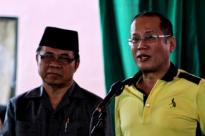 HISTORICAL INJUSTICE.  In this file photo, President Benigno Aquino III stands beside MILF Chair Al Haj Murad Ebrahim during the Sajahatra Bangsamoro program at the MILF camp in Sultan Kudarat, Maguindanao province February 12.  MCPA’s Amira Lidasan said that the GPH-MILF Framework Agreement on the Bangsamoro “does not include the entire span of issues faced by the people” following the Sabah crisis in Malaysia.  “The violence inflicted by the Malaysian forces on troops of the Sultanate in Sabah, being condoned by the President, strikes at the heart of the deep-seated “historical injustice” felt by the Moro people leveled on them,” Lidasan said.  (davaotoday.com photo by Ace R. Morandante)