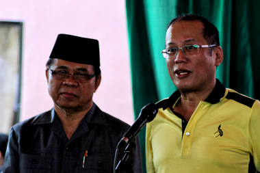 HISTORICAL INJUSTICE. In this file photo, President Benigno Aquino III stands beside MILF Chair Al Haj Murad Ebrahim during the Sajahatra Bangsamoro program at the MILF camp in Sultan Kudarat, Maguindanao province February 12. MCPA’s Amira Lidasan said that the GPH-MILF Framework Agreement on the Bangsamoro “does not include the entire span of issues faced by the people” following the Sabah crisis in Malaysia. “The violence inflicted by the Malaysian forces on troops of the Sultanate in Sabah, being condoned by the President, strikes at the heart of the deep-seated “historical injustice” felt by the Moro people leveled on them,” Lidasan said. (davaotoday.com photo by Ace R. Morandante)