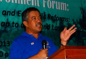 SABAH IS OURS.  Lawyer Carlos Zarate, second nominee of Bayan Muna Party, invokes the Philippine Constitution of 1935 for the country’s historical rights and/or legal claims of Sabah in Malaysia.  (davaotoday.com file photo by Medel V. Hernani)