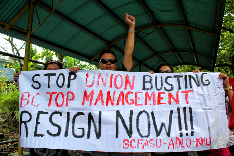 FIGHTING FOR THEIR RIGHTS. Members of the Brokenshire College Faculty and Staff Union in Davao City picket within the school premises Thursday as they slammed the alleged union busting of the management. They demanded for the resignation of College President Rev. Leopoldo Naive, Vice President for Academic Affairs Linell Malimbag and Vice President for Finance and Administration Hope Duran who, they said, are responsible for the Redundancy Program and the termination of 11 clinical instructors. (davaotoday.com photo by Ace R. Morandante)