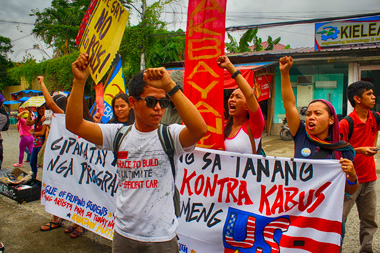 LAST DAY, LAST STAND. Students on Monday picketed the Commission on Higher Education (CHED) Region 11 on the last day of accepting petitions for tuition fee increases from colleges and universities. They lambast the "grim state of the youth and the education system under the neoliberal, elitist and anti-people policies of Aquino” for worsening the state of education. (davaotoday.com photo by Medel V. Hernani)