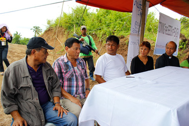 POLICE RELEASED. Police Officer 3 Ruben Nojapa, Jr (in white shirt), a prisoner of war of the New People's Army (NPA), was released Tuesday in Mawab, Compostela Valley after 15 days. Welcoming him are acting Davao City Mayor Rodrigo Duterte (2nd from left) and UCCP Bishop Modesto Villasanta of the Sowing the Seeds of Peace (right). (davaotoday.com photo by Medel V. Hernani)