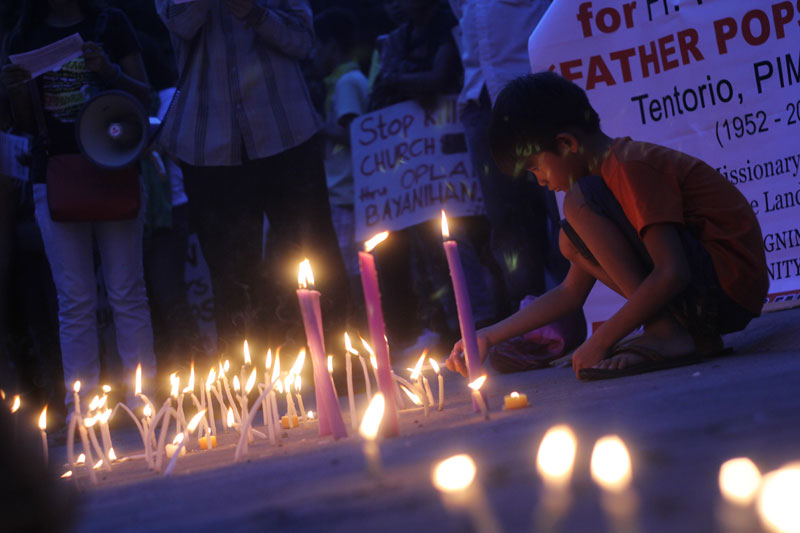 The Justice for Father Pops movement offer candles as they remember their well-loved priest.  (davaotoday.com photo by Ace R. Morandante)