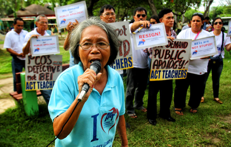 EDUCATORS’ RAGE. Teachers from various schools in Davao City picket outside the Commission on Elections-XI office Thursday demanding for a public apology from lawyer Aimee Ferolino-Ampoloquio following her statement that Board of Election Inspectors are “either forgetful or plain stupid.” Retired teacher Teresita Abundo who served the elections during her 38 years of service told Ampoloquio to be responsible with her statements since, “You don’t know what our sacrifices are.” (davaotoday.com photo by Ace R. Morandante)