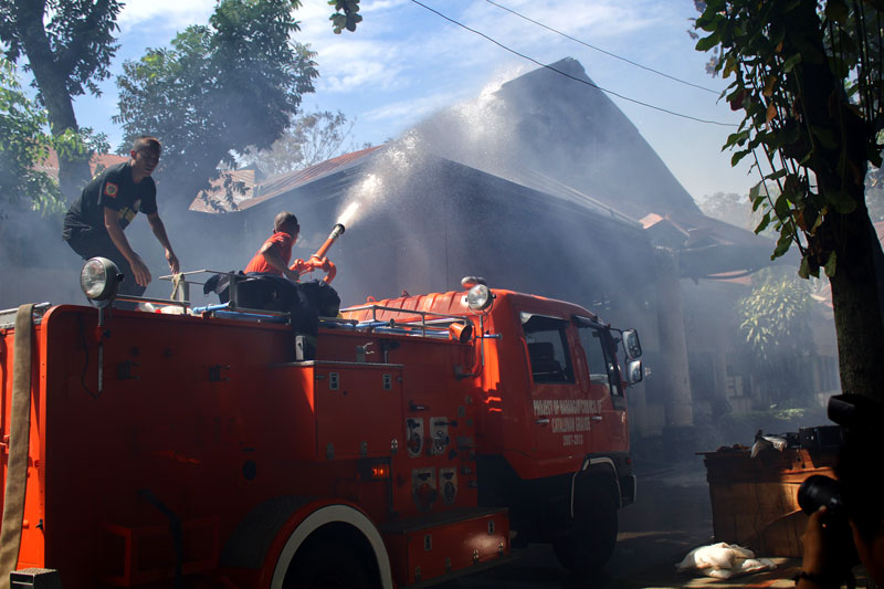 WATER CANNON.   Firefighters try to extinguish the fire that razed the 96-year old Davao Mental Hospital building Wednesday morning along the city’s C. M. Recto Street.  The psychiatric facility is under the Southern Philippine Medical Center’s Psychiatry Department.  (davaotoday.com photo by Ace R. Morandante)