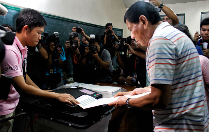 DONE.  Vice Mayor Rodrigo Duterte casts his vote Monday afternoon in a precinct at the Daniel R. Aguinaldo High School, Matina, Davao City.  (davaotoday.com photo by Medel V. Hernani)
