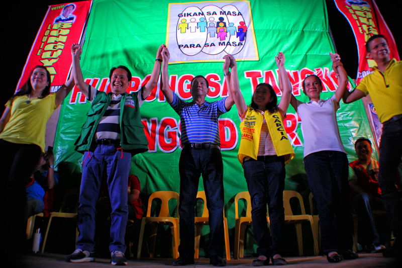 KRIS FOR CHIZ, GRACE.  Presidential sister Kris Aquino (extreme left) campaigns for Liberal Party senatorial bets Chiz Escudero (extreme right) and Grace Poe (second from right) during the Hugpong sa Tawong Lungsod’s political rally Thursday night in 76-A village, Davao City.  (davaotoday.com photo by Ace R. Morandante)