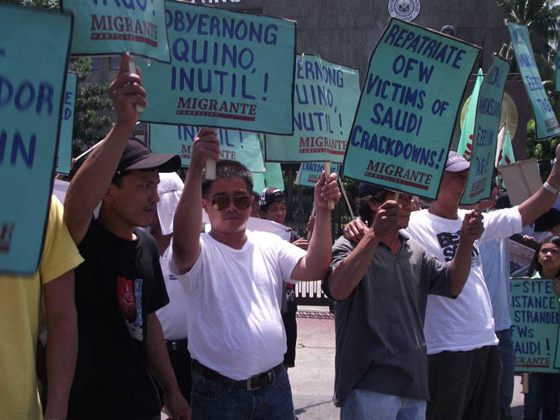 Returned stranded OFWs from Riyadh picket outside the DFA office in Manila last May 21.  (photo from Migrante International’s Facebook page) 
