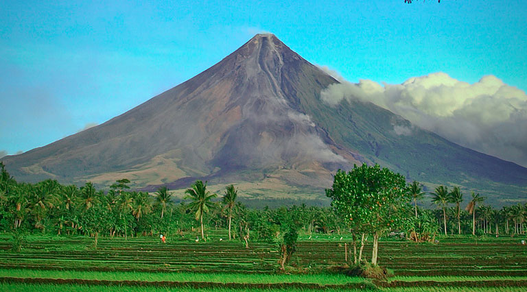 Mayon Volcano.  (photo from WowLegazpi.com) 