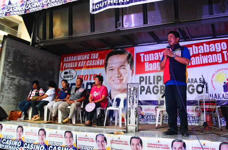 POLITICS OF CHANGE.  Progressive party-lists under the Makabayan Coalition hold a meeting de avance Thursday in Davao City’s Freedom Park.  Carlos Zarate, second nominee of Bayan Muna, emphasized the pulitika ng pagbabago as he discussed the “People’s Agenda” such as the privatization of energy sources and social services.  The coalition is also all-out in its support for senatorial bet Teddy Casino.  (davaotoday.com photo by Ace R. Morandante) 