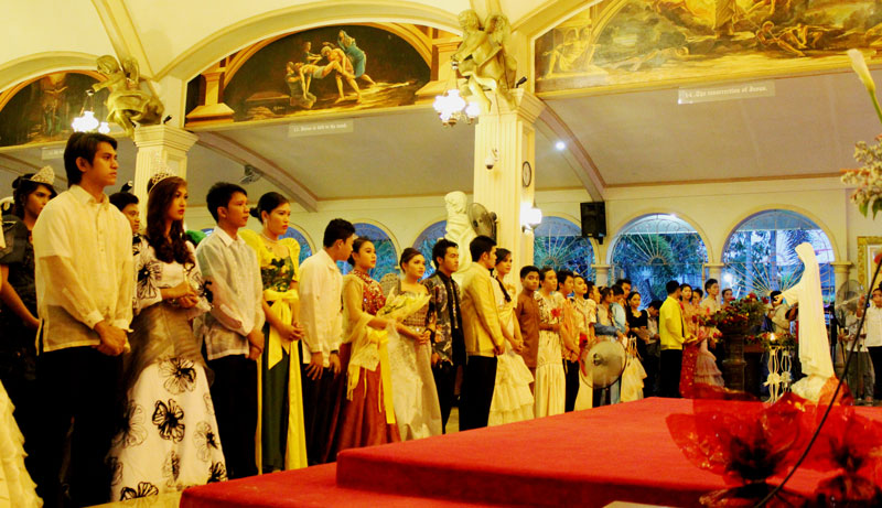 PRAYING FOR BLESSINGS.  The 26 Sagalas pray before the Statue of Virgin Mary inside the church of Parish of Christ The Eucharistic King.  (contributed photo by Kit Quilla)