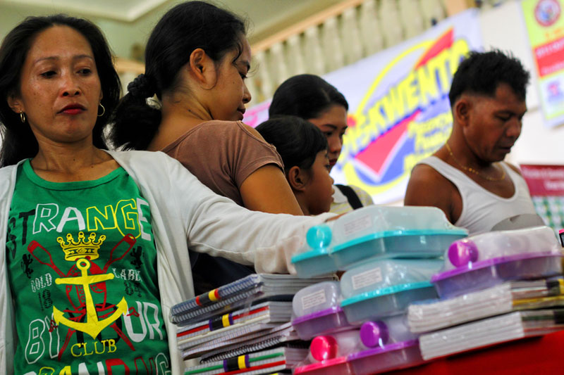 PRICE DROP.  School products are offered at discounted rates ranging from 20 to 50 percent on Thursday during the Department of Trade and Industry’s (DTI) Presyo Diskwento Caravan-Balik Eskwela Edition at the Sangguniang Panlungsod lobby in Davao City.  The DTI said the event is “intended to help parents and guardians have an option where they can buy affordable school needs as classes open on June 3.”  (davaotoday.com photo by Ace R. Morandante)