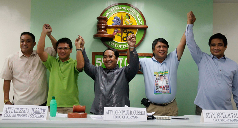 PROCLAIMED. Comelec-Tagum proclaims Allan Rellon (second from left) and Geterito Gementiza (second from right) as Mayor-Elect and Vice Mayor-Elect, respectively. (davaotoday.com photo by Mart D. Sambalud)