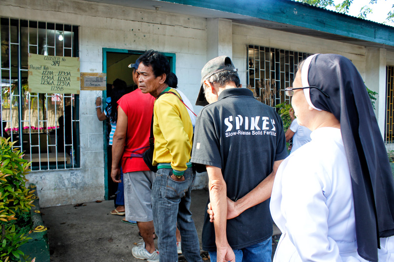 EXERCISING THEIR RIGHT.  People from all walks of life exercise their right to suffrage Monday.  At the Daniel R. Aguinaldo High School in Davao City, young ones and the once young, including church people, queue in line to cast their votes.  (davaotoday.com photo by Medel V. Hernani)