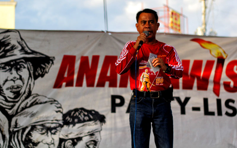 SLAMMING PNOY. Anakpawis Representative Joel Maglungsod criticizes the Aquino government for its “lack of political will” to address the current crisis of the country. He graced the May 1 rally Wednesday in Davao City. (davaotoday.com photo by Ace R. Morandante)