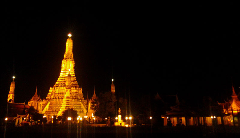 STAR OF THE NIGHT.  The Wat Arun or the "Temple of Dawn" at the Thonburi side of the Chao Phraya River in Bangkok, Thailand glimmers of golden spectacles that amaze river cruisers at night.  (davaotoday.com photo)