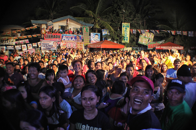 STARSTRUCK.  Residents of 76-A village in Davao City flock the political rally of Vice Mayor Rodrigo Duterte’s Hugpong sa Tawong Lungsod Thursday night as celebrity and Presidential sister Kris Aquino graced the event.  Aquino said she’ll run for office in the 2016 elections.  (davaotoday.com photo by Ace R. Morandante)