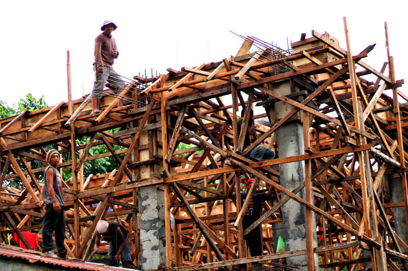 THE HANDS THAT BUILD.  Constructing this building along Davao City’s C. Bangoy Street won’t be possible without these laborers.  (davaotoday.com photo by Ace R. Morandante)