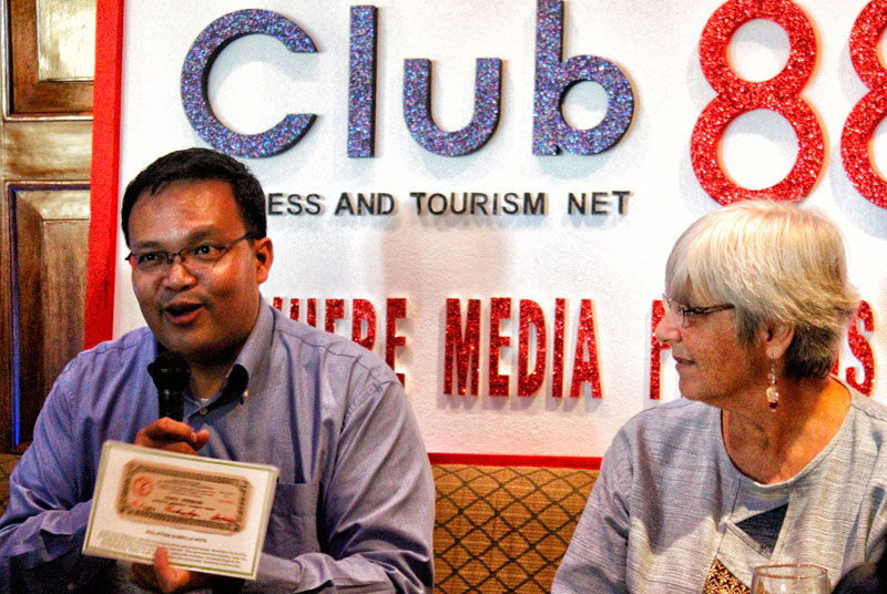 WWII EXHIBIT.  Mike Villareal (left), information officer of the Philippine Veteran’s Bank, shows a sample of an emergency note printed during the World War II on Wednesday’s Club 888 at the Marco Polo Davao.  This and other artifacts, photos and memorabilia will be displayed in a free exhibit dubbed “War of our Fathers” at the SM Davao Annex on June 1-12.  (davaotoday.com photo by Medel V. Hernani)