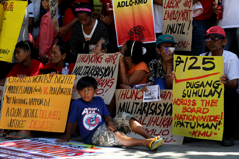 Filipino workers and their families have been calling for an increase in wages, among other economic and political demands.  (davaotoday.com file photo by Ace R. Morandante)