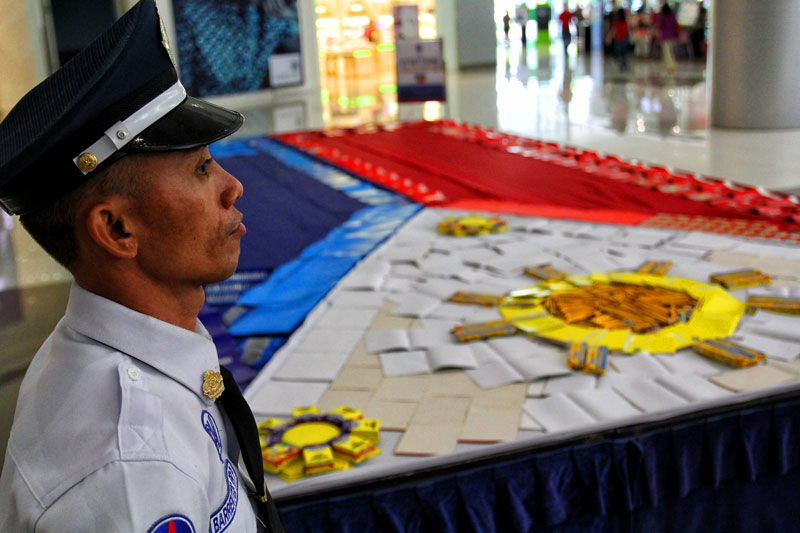 ADORNMENT.  Notebooks, crayons and pencils adorn a Philippine flag displayed in one of the biggest malls in Davao City few days before the Independence Day celebration.  (davaotoday.com photo by Ace R. Morandante) 