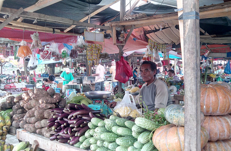 Market vendor Abing Bacalso.  (davaotoday.com photo by John Rizle L. Saligumba)