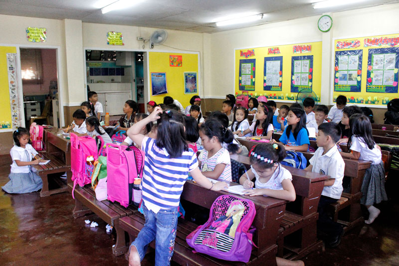 BACK TO SCHOOL.  A total of 52 pupils are going to occupy this classroom in Davao City’s Kapitan Tomas Monteverde Central Elementary School for school year 2013-14.  The room’s capacity should be for 44 pupils only, the teacher said Monday.  The Alliance of Concerned Teachers said the country lacks 32,644 classrooms, 2.5 Million chairs and 60 M textbooks for this school year.  (davaotoday.com photo by Medel V. Hernani)