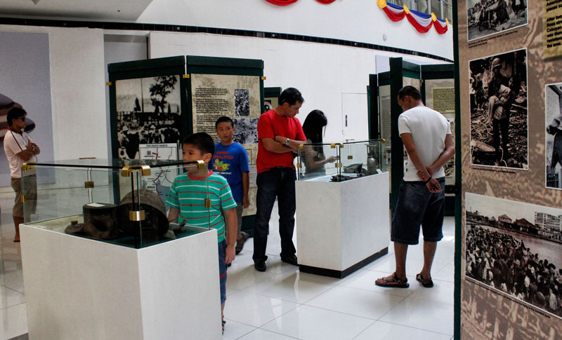 WAR MEMENTOS.  Young and old may view photographs, propaganda and war materials used during the Second World War in an exhibit dubbed “War of our Fathers” at the SM Ecoland in Davao City.  The exhibit started in June 1 and will last until today, June 12, in time of the 115th Independence Day celebration.  (davaotoday.com photo by Medel V. Hernani)  