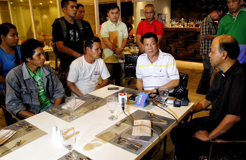 Davao City Mayor Rodrigo Duterte discusses with Bishop Modesto Villasanta and fathers of the NPA captives.  (davaotoday.com photo by John Rizle L. Saligumba)