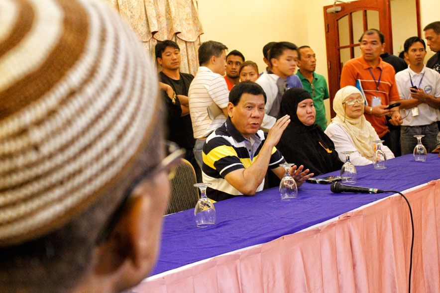 MEETING THE HAJJIS. Davao City Mayor Rodrigo meets participants of the Hajj to Mecca for this year's Ramadan.  The city will cover their travel expenses worth P30,000  (davaotoday.com photo by Medel V. Hernani)