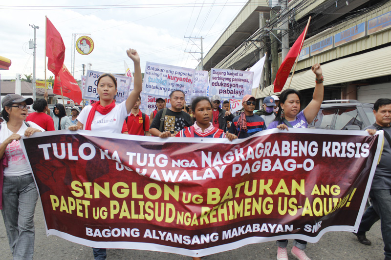 WOMEN ON THE FRONTLINE Women leaders during the People’s SONA in Davao carry a streamer saying Aquino’s administration has worsened the plight of the people (davaotoday.com photo by Medel V. Hernani) 