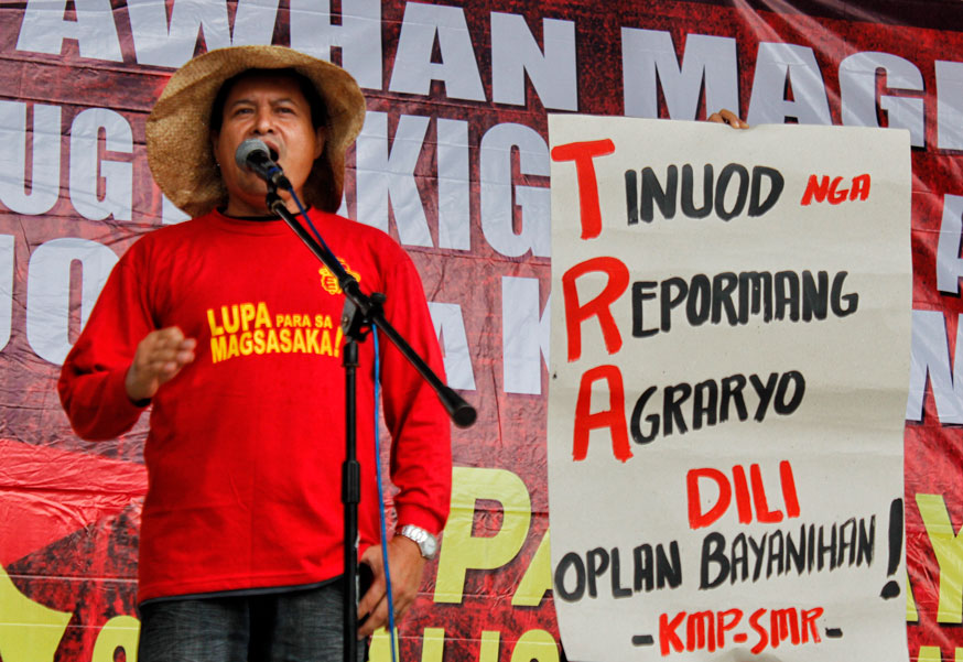 LAND FOR FARMERS Pedro Arnado of Kilusang Magbubukid ng Pilipinas score President Aquino for failing to implement agrarian reform during the People’s SONA at Rizal Park (davaotoday.com photo by Medel V. Hernani) 