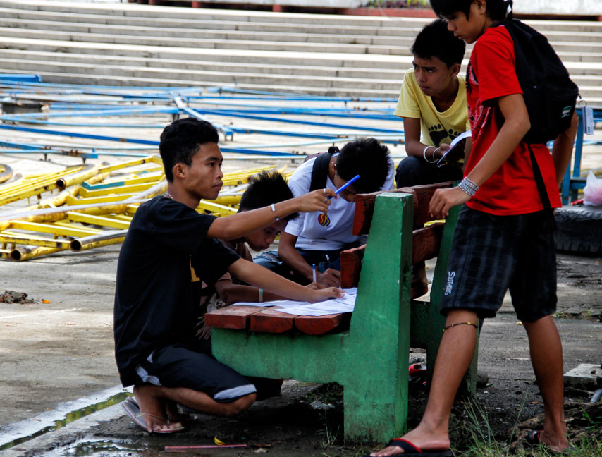 FIRST TIME  Youths gathered in a bench to fill up their voter registration forms at Davao's Comelec office in Magsaysay Park as registration deadline draws near on July 31.  Barangay and SK (Youth Federation) elections are set this October. (davaotoday.com photo by MEDEL V. HERNANI)