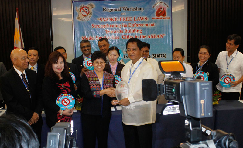 SMOKE-FREE CITY.  Councilor Melchor Quitain (right) receives the recognition for Davao City for its “outstanding contribution to the tobacco control” in Southeast Asia.  The award was given by the Southeast Asia Tobacco Control Alliance on Monday during the launching of the Smoke-Free Cities Asean Network at the SMX Convention Center.  It was also the first regional workshop on smoke-free laws attended by eight Asean countries.  (davaotoday.com photo by Medel V. Hernani)
